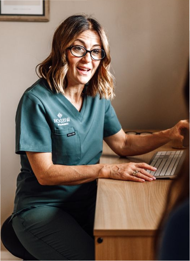Directora médica trabajando en su clínica