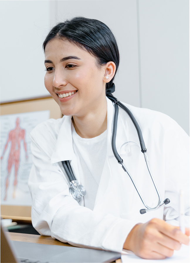Médica trabajando en su escritorio