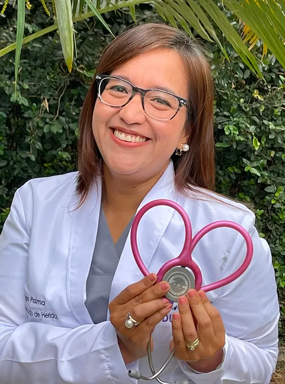 Médica con su estetoscopio
