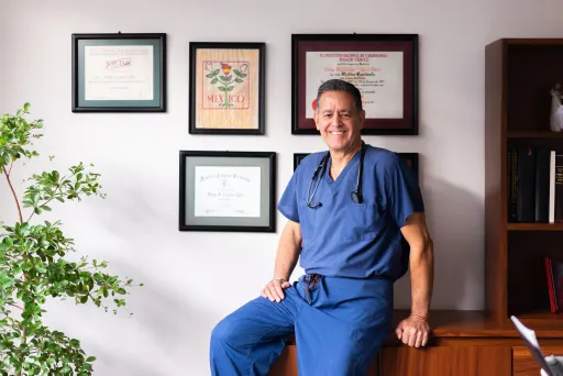 Médico en su consultorio