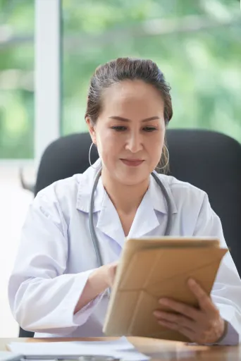 Médica revisando una tableta